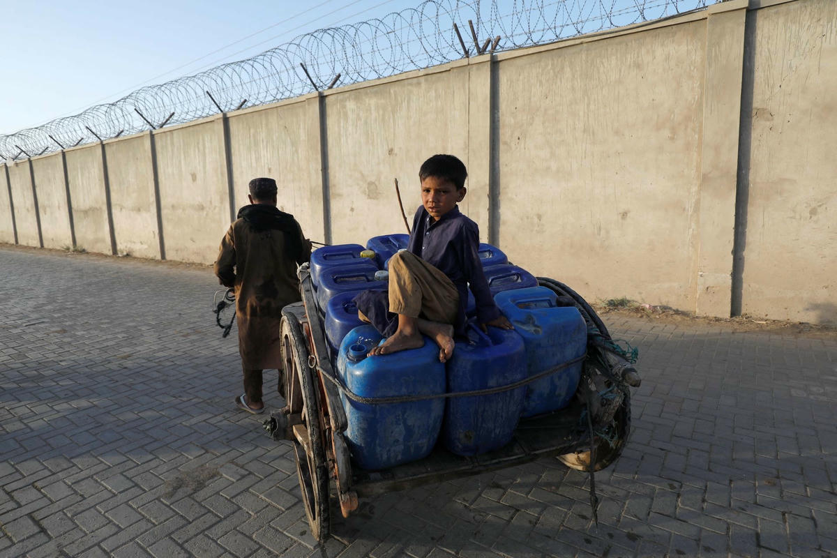 Những thùng nước này là nguồn sống của các khu dân cư ở Jacobabad. Ảnh: Reuters.
