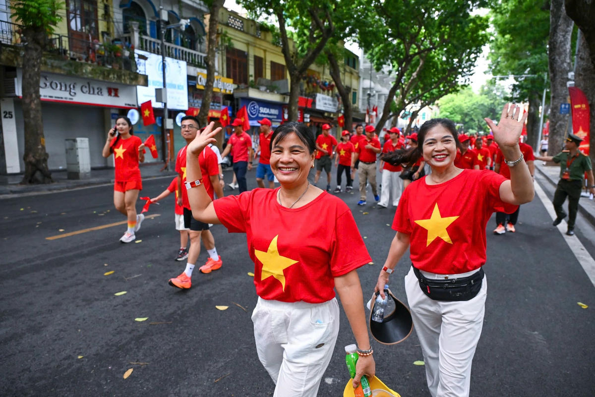 Vẻ mặt rạng rỡ của người dân tham gia chương trình đi bộ z6911839064546-ae80241be5fcadc375e8a45a7a7d3b15.jpg