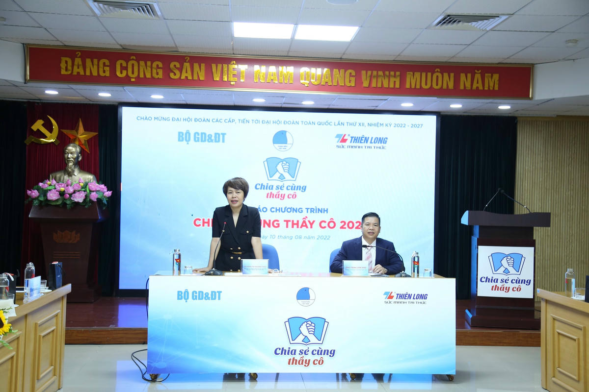 Ban tổ chức trao đổi thông tin tại buổi họp báo.