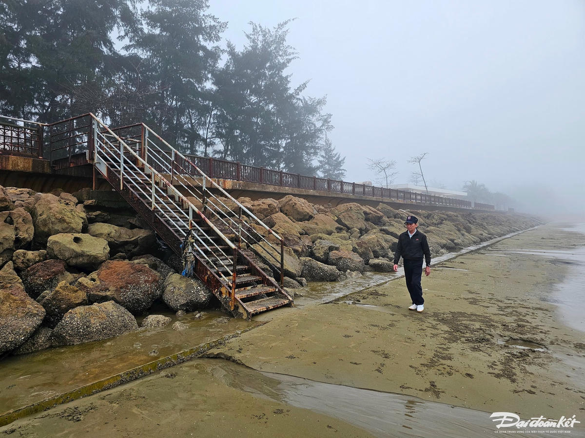 Do tiếp xúc trực tiếp với môi trường biển, nước muối ăn mòn trong thời gian dài khiến hàng rào sắt nhanh chóng bị rỉ sét và hư hỏng theo thời gian. Ảnh: Đình Minh