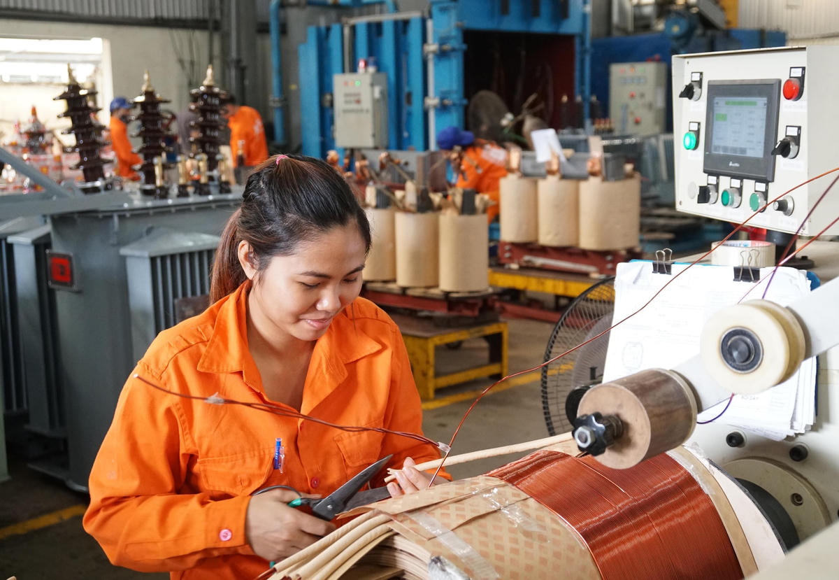 Động thái giảm lãi suất điều hành lần thứ 4 của Ngân hàng Nhà nước mở ra thêm kỳ vọng mới về khả năng tiếp cận vốn của cộng đồng doanh nghiệp. Ảnh: Quang Vinh.