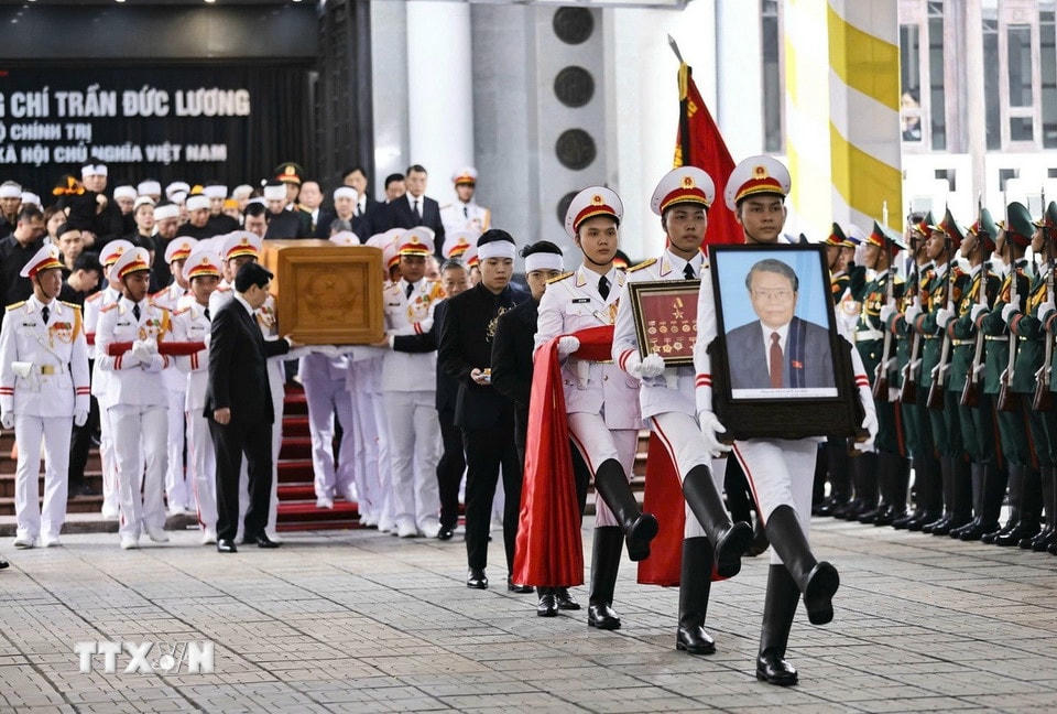Nghi thức rước ảnh và chuyển linh cữu nguyên Chủ tịch nước Trần Đức Lương. (Ảnh: TTXVN)