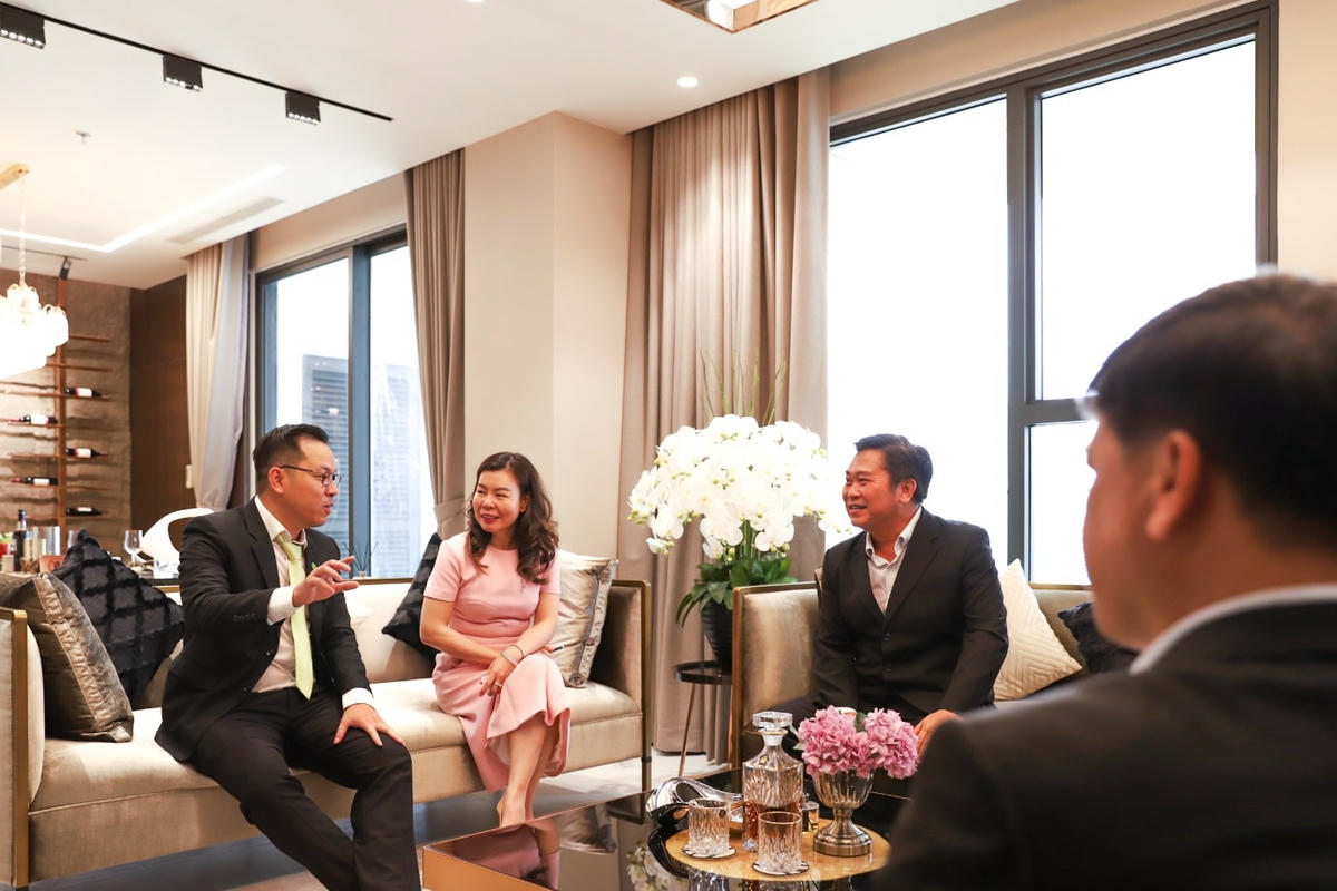 Đại diện Chủ đầu tư cùng đối tác TPBank và Ricons tham quan dự án và căn hộ mẫu thực tế sau lễ ký kết.