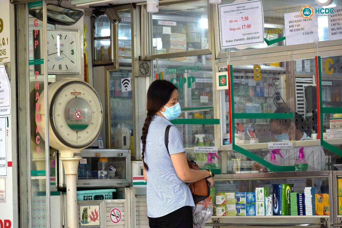 Tình hình cung ứng thuốc tại một số bệnh viện gặp khó khăn nên người có BHYT mua thuốc bên ngoài.