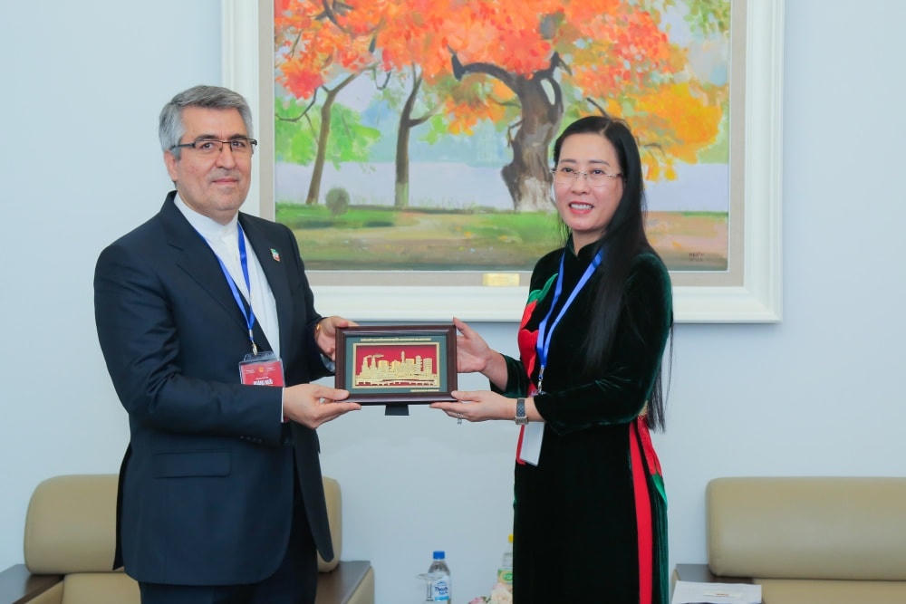Bà Bùi Thị Quỳnh Vân tặng Ngài Đại sứ Iran bức tranh về NMLD Dung Quất - biểu tượng kinh tế của tỉnh Quảng Ngãi.