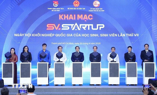 Thủ tướng Phạm Minh Chính và các đại biểu khai mạc Ngày hội Khởi nghiệp quốc gia của học sinh, sinh viên lần thứ 7. (Ảnh: Dương Giang/TTXVN) ttxvn-thu-tuong-du-ngay-hoi-khoi-nghiep-quoc-gia-cua-hoc-sinh-sinh-vien-15.jpg