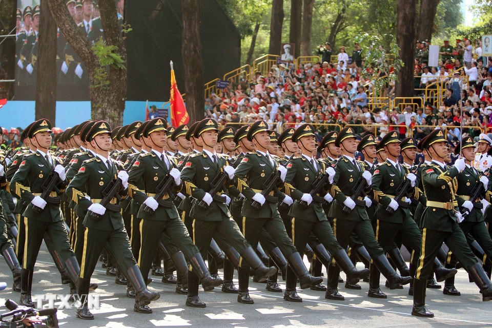 Lực lượng Quân đội Trung Quốc tham gia Tổng duyệt kỷ niệm 50 năm Ngày Giải phóng miền Nam, thống nhất đất nước. (Ảnh: Thanh Vũ/TTXVN)