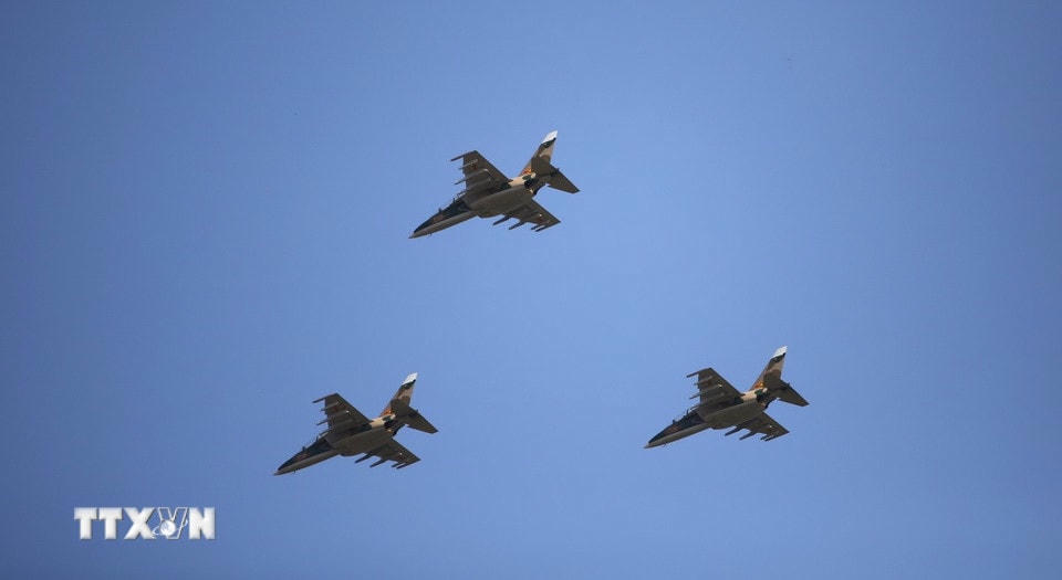 Trong quá trình tập luyện, Su-30MK2 bay thành 2 biên đội gồm 3 và 4 chiếc. (Ảnh: Lê Xuân/TTXVN)