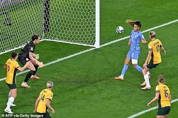 Lakrar bỏ lỡ cơ hội mở tỷ số từ khoảng cách chỉ 3m ở phút 11 của trận đấu (Ảnh: Getty).