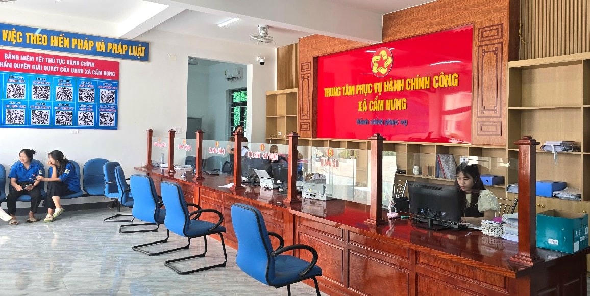 Trong khi đó, tại TTPVHCC xã Cẩm Hưng (Hà Tĩnh) lại rất ít người dân đến giao dịch. Ảnh Đặng Sơn.