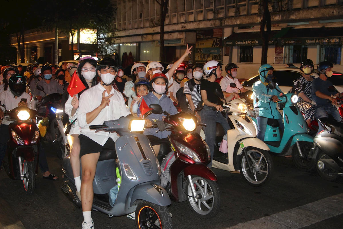 Nhiều tuyến đường hướng về trung tâm chật cứng người ngày từ sáng sớm.