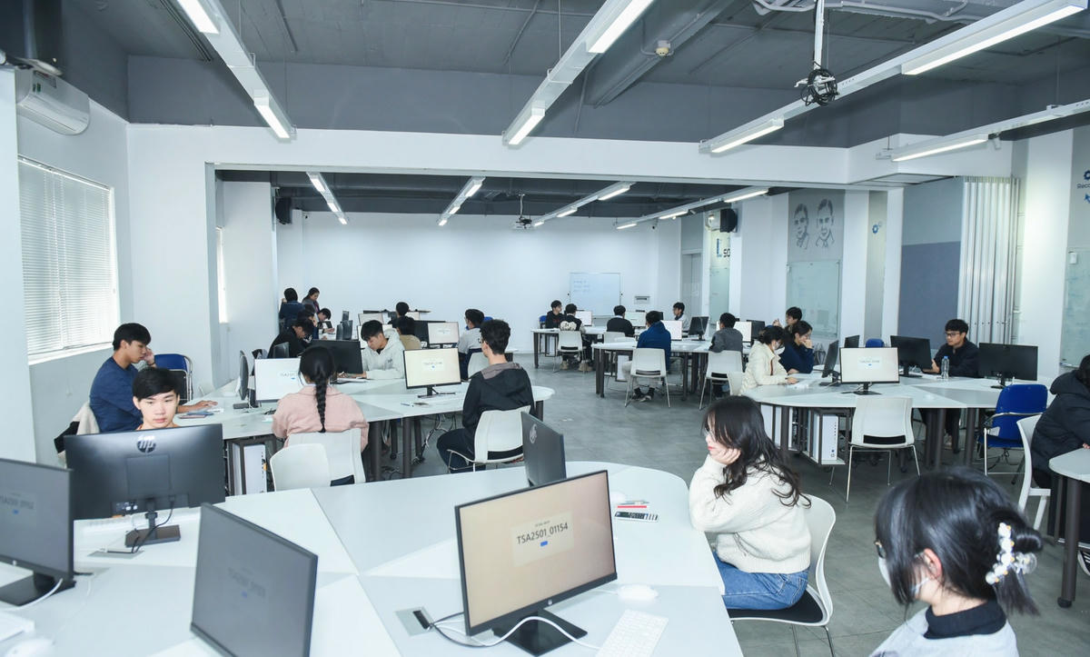 Thí sinh dự thi đánh giá tư duy tại Đại học Bách khoa Hà Nội. Ảnh: NTCC.