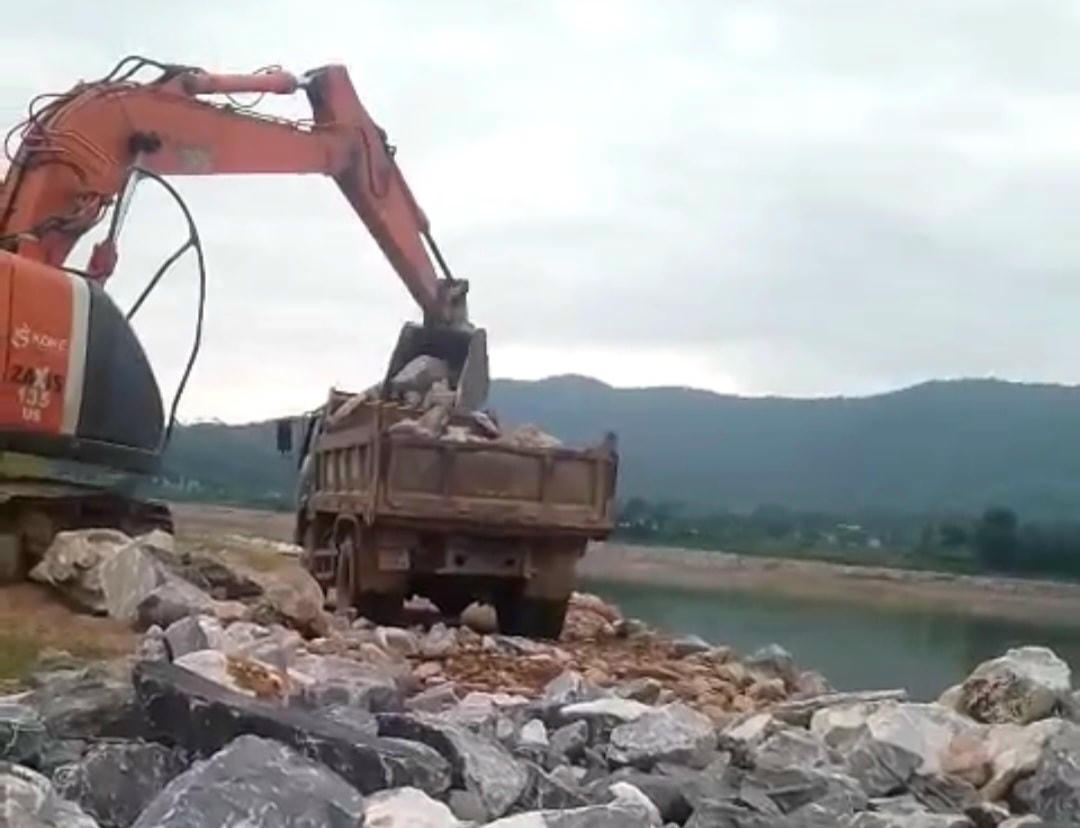 Các cá nhân tự ý kè sông Đà đang tiến hành thanh thải, múc đất, đá để trả lại hiện trạng ban đầu.