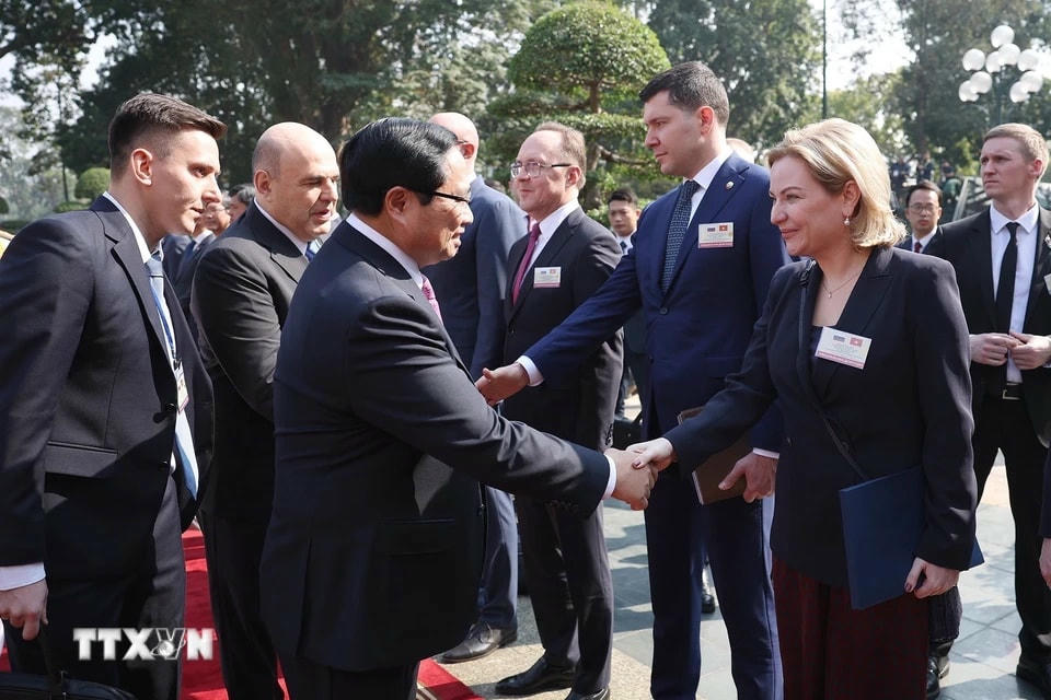 Thủ tướng Liên bang Nga Mikhail Vladimirovich Mishustin giới thiệu với Thủ tướng Phạm Minh Chính thành viên đoàn Nga. (Ảnh: Dương Giang/TTXVN)
