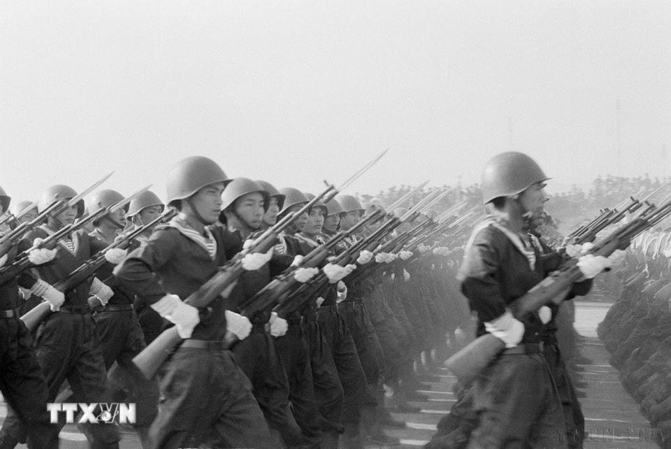 Khối chiến sỹ hải quân đánh bộ diễu qua lễ đài. (Ảnh: Hồng Thụ/TTXVN)