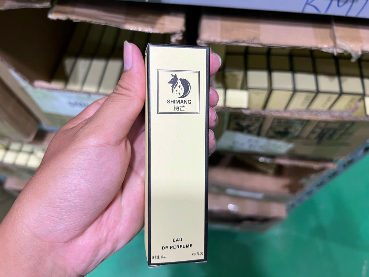 Nhiều loại nước hoa, sữa tắm,... không rõ nguồn gốc.