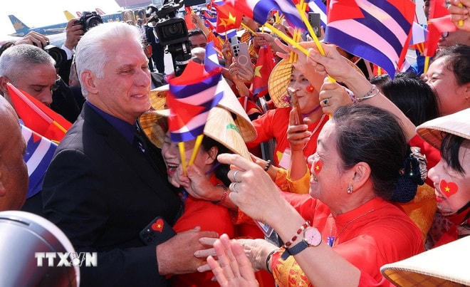 Bí thư Thứ nhất, Chủ tịch nước Cuba Miguel Díaz-Canel Bermúdez giao lưu với đông đảo người dân Thủ đô ra đón tại Sân bay quốc tế Nội Bài, Hà Nội. (Ảnh: Văn Điệp/TTXVN) ttxvn-chu-tich-nuoc-cuba-toi-viet-nam-3.jpg