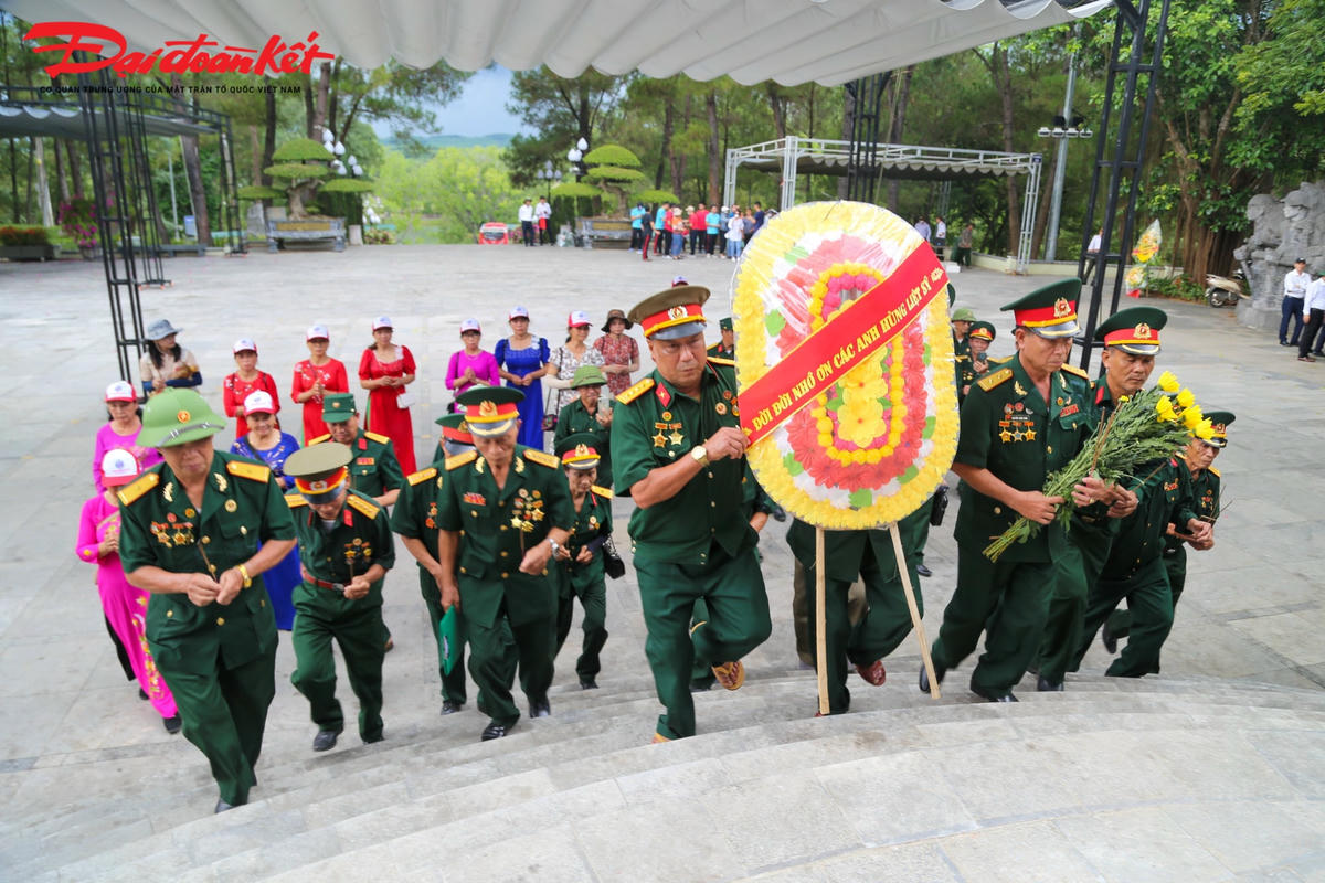 Ban quản lý Nghĩa trang và Đón tiếp thân nhân liệt sĩ tỉnh Quảng Trị cho biết, thống kê nhanh từ ngày 16 - 20/7, có 70 đoàn với khoảng 1.190 người đến viếng Nghĩa trang Liệt sĩ Quốc gia Đường 9 và con số này tại Nghĩa trang Liệt sĩ Quốc gia Trường Sơn là 100 đoàn với khoảng 1.520 người.
