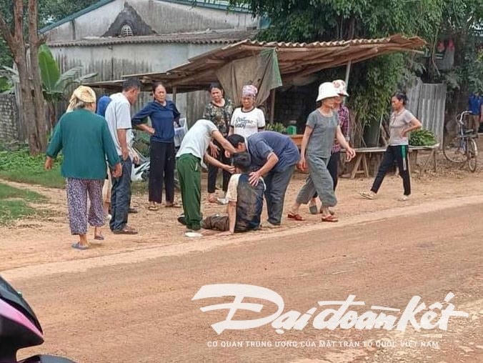 Để hạn chế bụi, mỏ đất cho xe bồn tưới đường, tuy nhiên, đó cũng trở thành cái bẫy khi đường trơn, người dân dễ bị ngã. Ảnh chụp trên trục đường ĐT.523 tain xã Hà Tiến vào ngày 28/3 vừa qua.