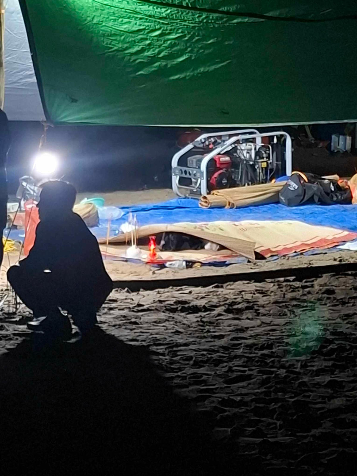 Đến 19h ngày 18/11, một nạn đã được tìm thấy. Ảnh Tuấn Trung.