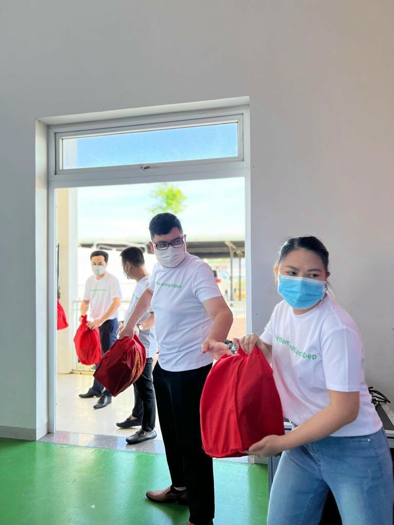 Chung tay lan tỏa yêu thương.