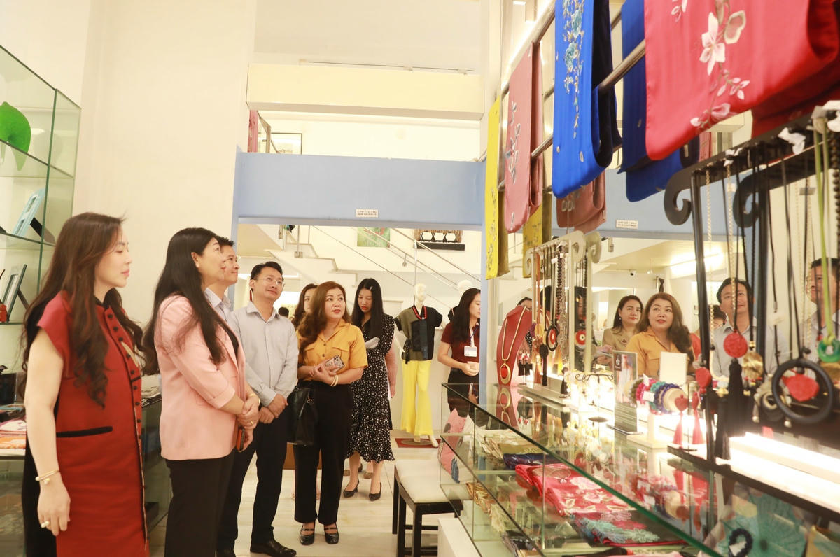 Đoàn kiểm tra số 1 đã đến khảo sát thực hiện CVĐ tại cửa hàng Tân Mỹ Design.