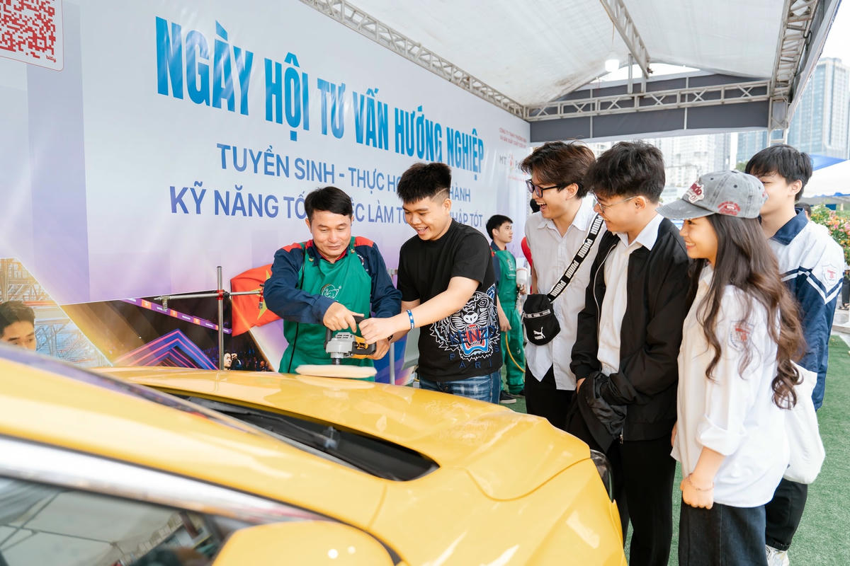 Học sinh tham quan trải nghiệm hướng nghiệp tại Trường Trung cấp nghề Giao thông Hà Nội (ảnh NTCC) (1)