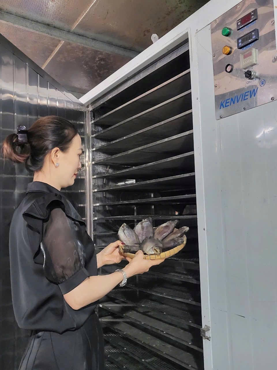 ẢNH 2 Cơ sở sản xuất khô Kiều Hạnh (xã Châu Thới, huyện Vĩnh Lợi) được Sở NN&PTNT, Sở Công thương tỉnh hỗ trợ hệ thống máy sấy khô để nâng sao cho sản phẩm.