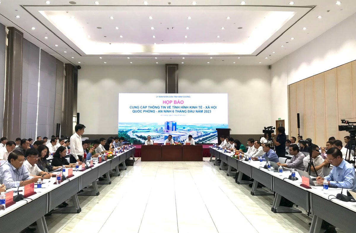 Quang cảnh buổi họp cung cấp thông tin cho các quan báo chí về tình hình kinh tế - xã hội, quốc phòng - an ninh 6 tháng đầu năm 2023.