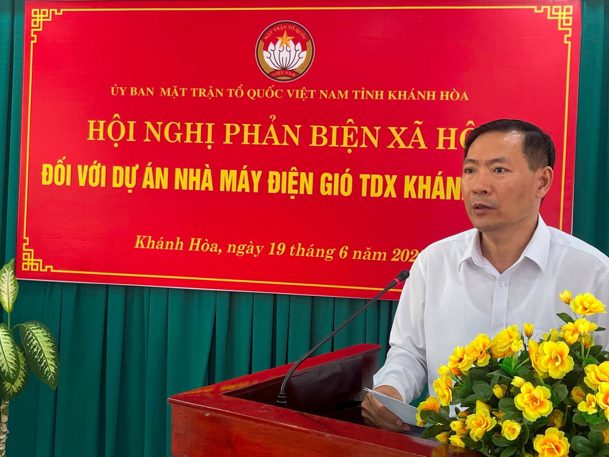 Ông Đăng Ngọc Minh - Phó Chủ tịch, Ủy ban Mặt trận Tổ quóc Việt Nam tỉnh Khánh Hòa đang phát biểu tại hội nghị. (ảnh Thùy Trang)