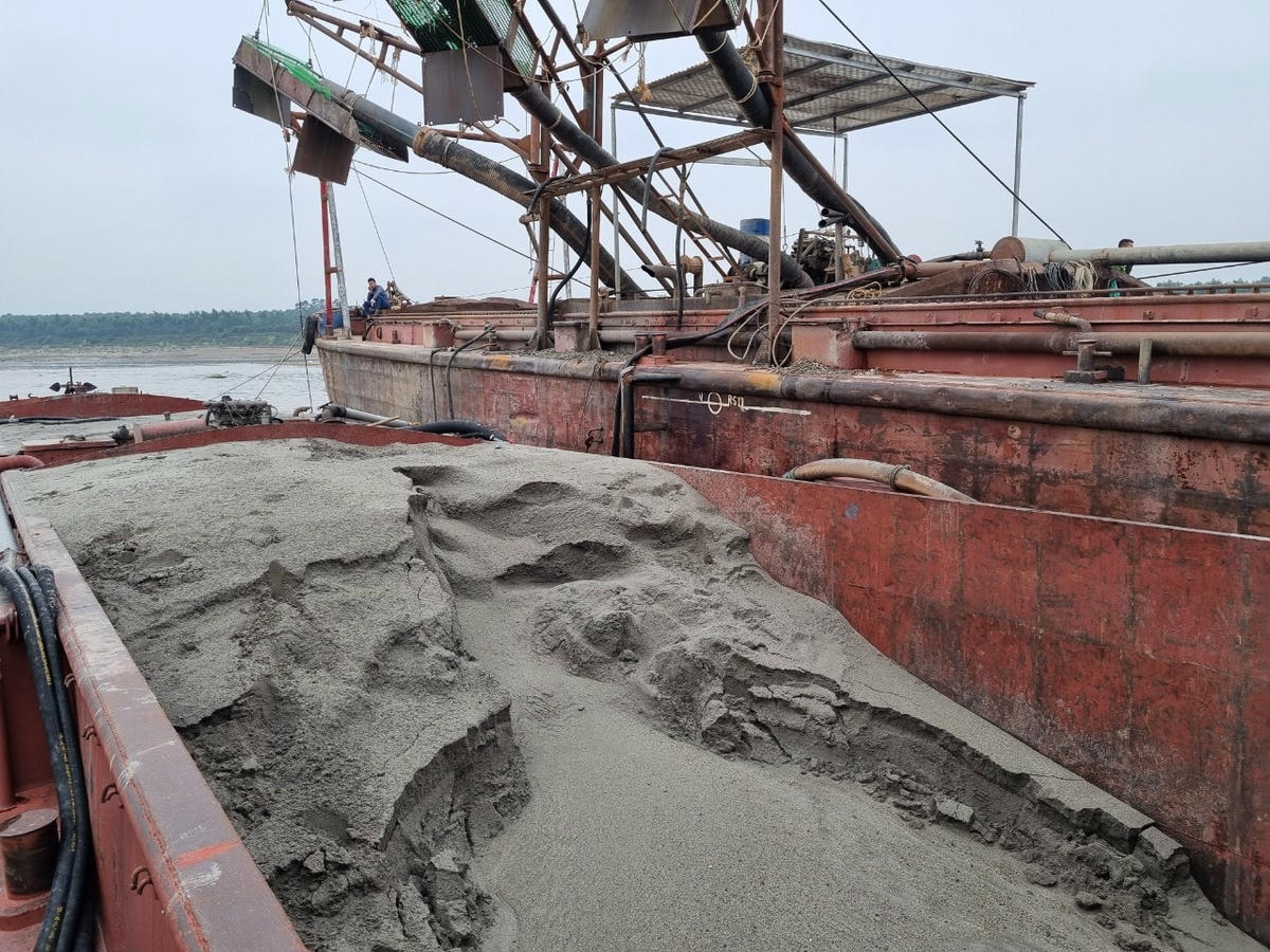 Trong khoang tàu có chứa gần 200m3 cát. Ảnh: Ngô Hùng