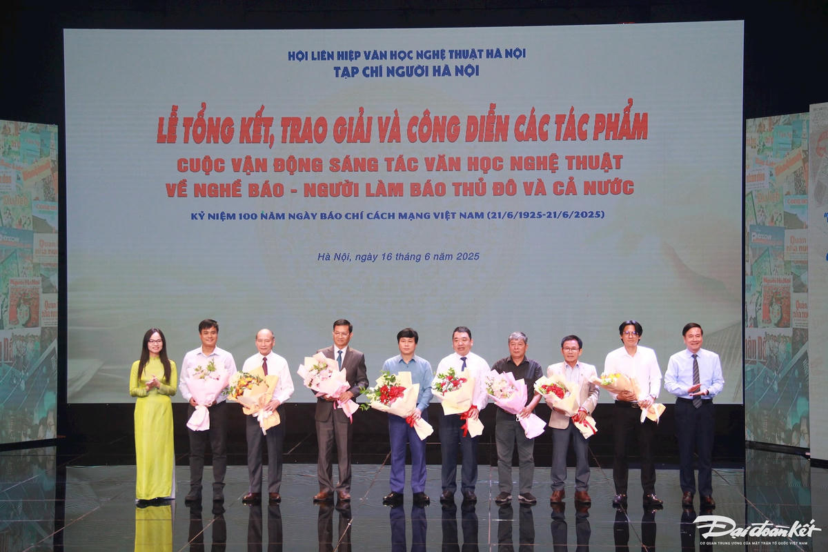 Ban tổ chức tặng hoa Hội đồng thẩm định. Ảnh: Phạm Sỹ.