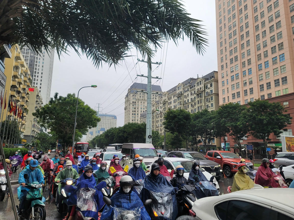 Phố Mễ Trì (Nam Từ Liêm, Hà Nội) ùn tắc từ sớm, nhiều xe máy lao lên vỉa hè.