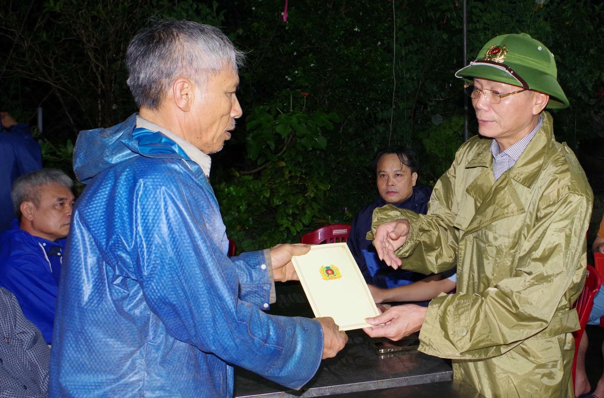 Công an tỉnh Ninh Bình hỗ trợ 20 triệu đồng cho thân nhân gia đình gặp nạn tại trận giông lốc. Ảnh: CANB
