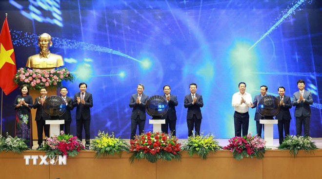 Thủ tướng Phạm Minh Chính và các đại biểu khai trương Cổng Pháp luật Quốc gia. (Ảnh: Dương Giang/TTXVN) ttxvn-thu-tuong-cong-phap-luat-2.jpg