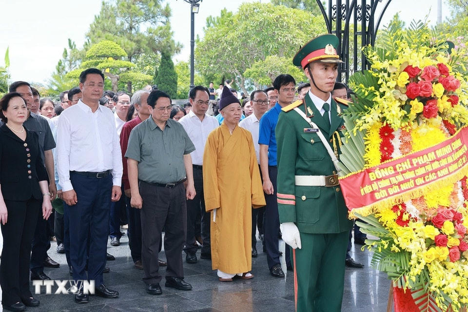 Thủ tướng Phạm Minh Chính dâng hoa tưởng niệm các Anh hùng liệt sỹ tại Nghĩa trang liệt sỹ Quốc gia Đường 9. (Ảnh: Dương Giang/TTXVN)