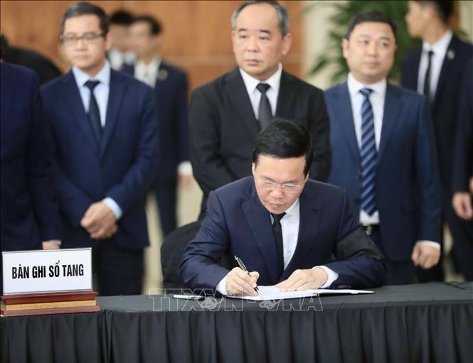 Chủ tịch nước Võ Văn Thưởng ghi sổ tang. Ảnh: Lâm Khánh/TTXVN.