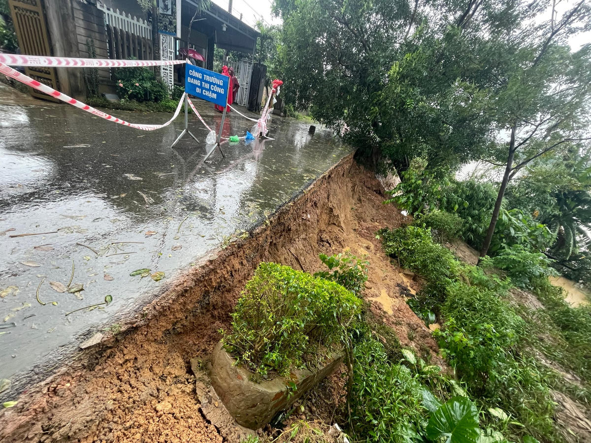 Vẫn theo ông Mai Chiếm Hiệp, vị trí sạt lở nói trên có bề ngang từ 10 - 15m và khiến các hộ dân sinh sống lân cận hết sức lo lắng. Trường hợp sạt lở sâu vào nền đường có thể gây chia cắt giao thông của khoảng 180 hộ dân tại thôn Trương Xá. Ảnh: CTV.