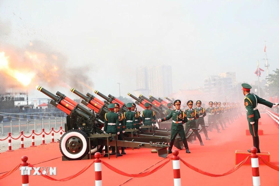 Nghi lễ bắn 21 loạt đại bác trên nền Quốc thiều nước CHXHCN Việt Nam. (Ảnh: TTXVN)