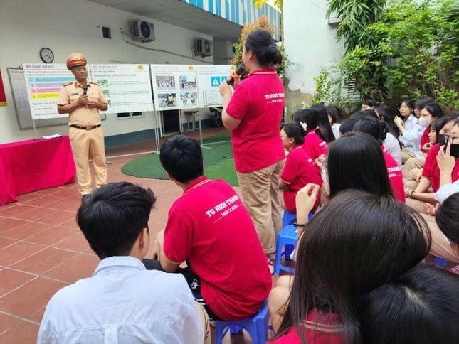 Học sinh Trường THPT Tô Hiến Thành (quận Hà Đông) tham gia hoạt động đầu năm học. Ảnh: Thống Nhất.