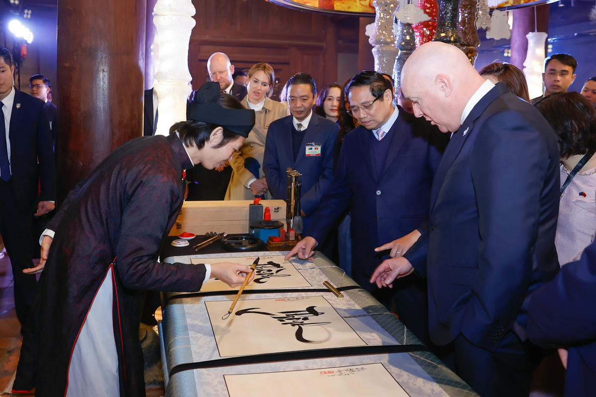 Thủ tướng Phạm Minh Chính cùng Thủ tướng New Zealand thăm Văn Miếu-Quốc Tử Giám- Ảnh 8. Thủ tướng Phạm Minh Chính cùng Thủ tướng New Zealand thăm Văn Miếu-Quốc Tử Giám- Ảnh 8.