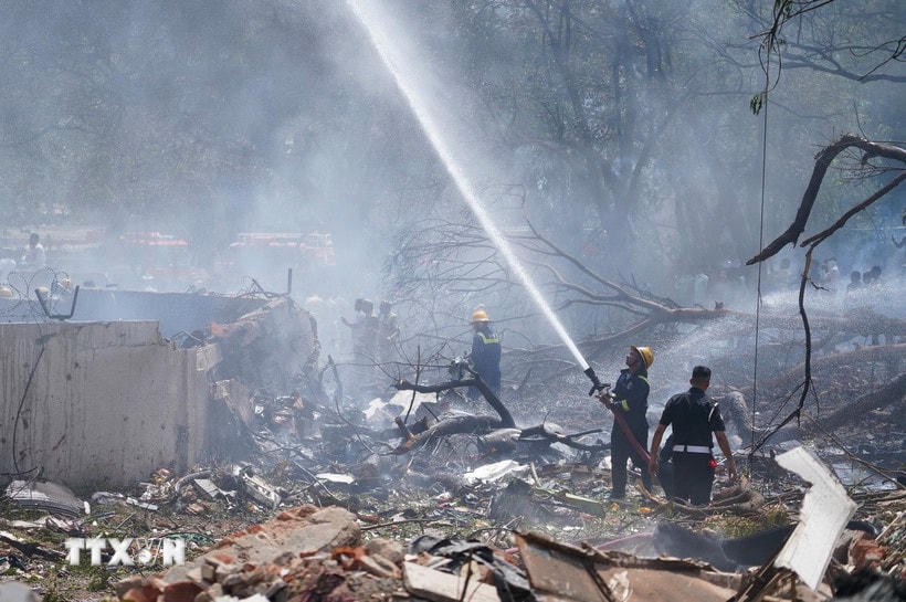 Hiện trường vụ tai nạn máy bay của hãng Air India ở Ahmedabad, bang Gujarat, Ấn Độ. (Ảnh: THX/TTXVN)