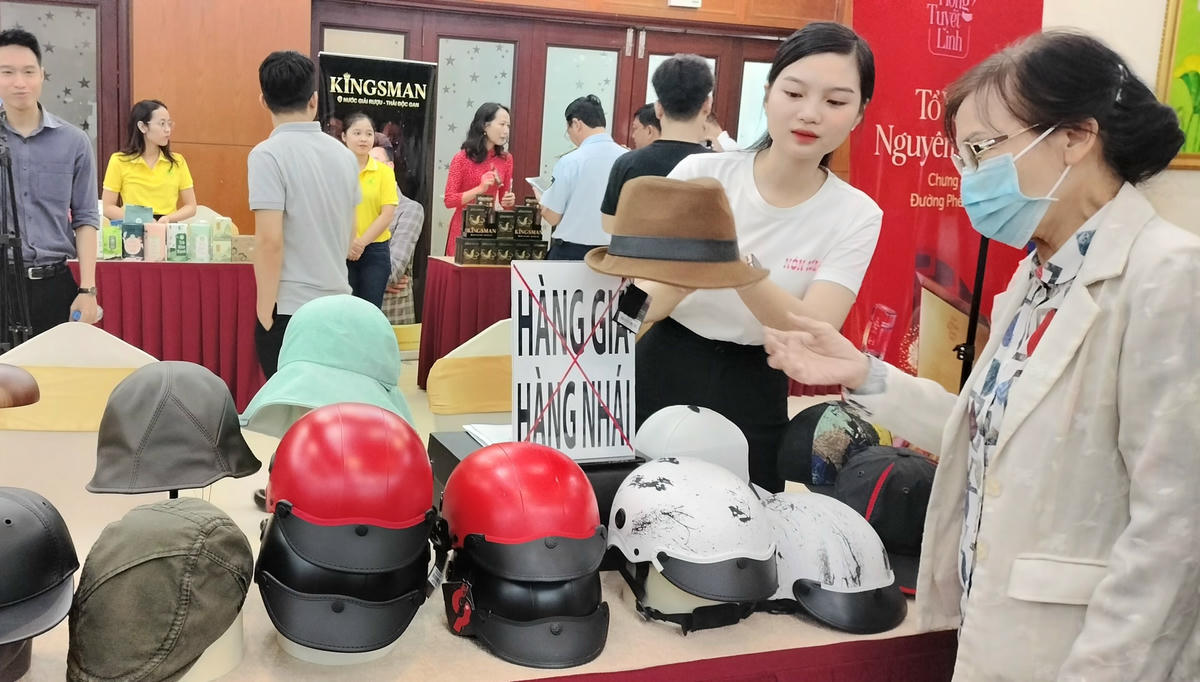 Người tiêu dùng nhận diện hàng giả, hàng thật.