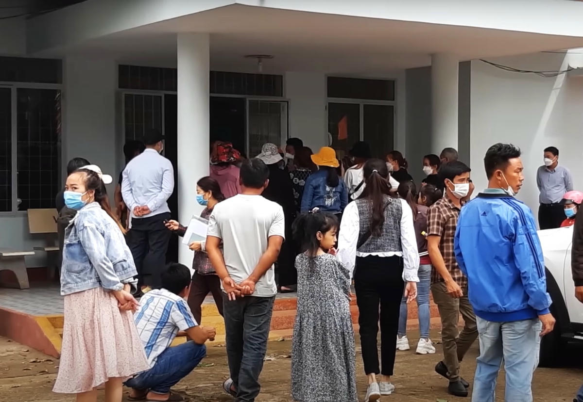 Người nhà cháu bé đến Ủy ban nhân dân phường Tân An, thành phố Buôn Ma Thuột yêu cầu làm rõ vụ việc.