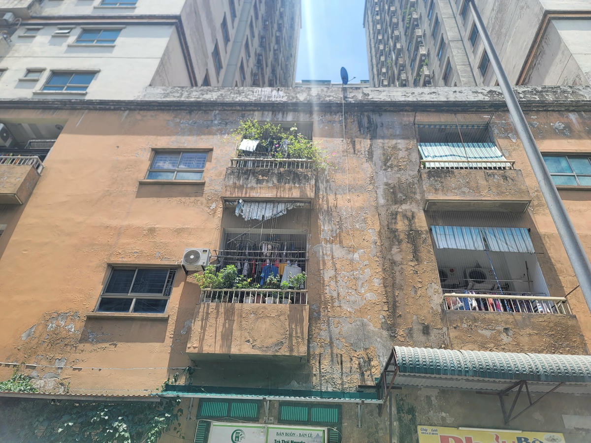 Sơn tường cũ kỹ, ẩm mốc, bong tróc.