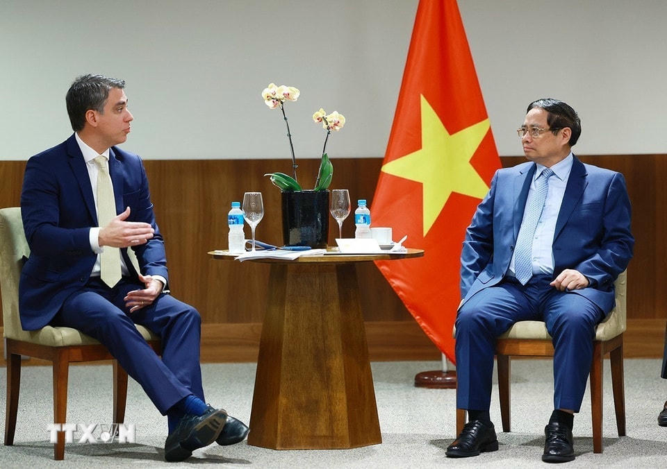 Thủ tướng Phạm Minh Chính tiếp lãnh đạo ông Daniel Lopes, Phó Chủ tịch Tập đoàn FS, tập đoàn chuyên sản xuất ethanol từ ngô, đồng thời là một trong những nhà sản xuất nhiên liệu sinh học carbon thấp hàng đầu khu vực Mỹ Latinh. (Ảnh: Dương Giang/TTXVN)