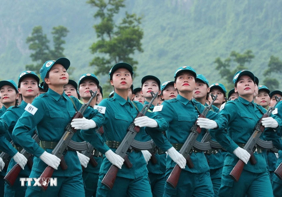 Khối nữ dân quân tự vệ tham gia hợp luyện. (Ảnh: Trọng Đức/TTXVN)