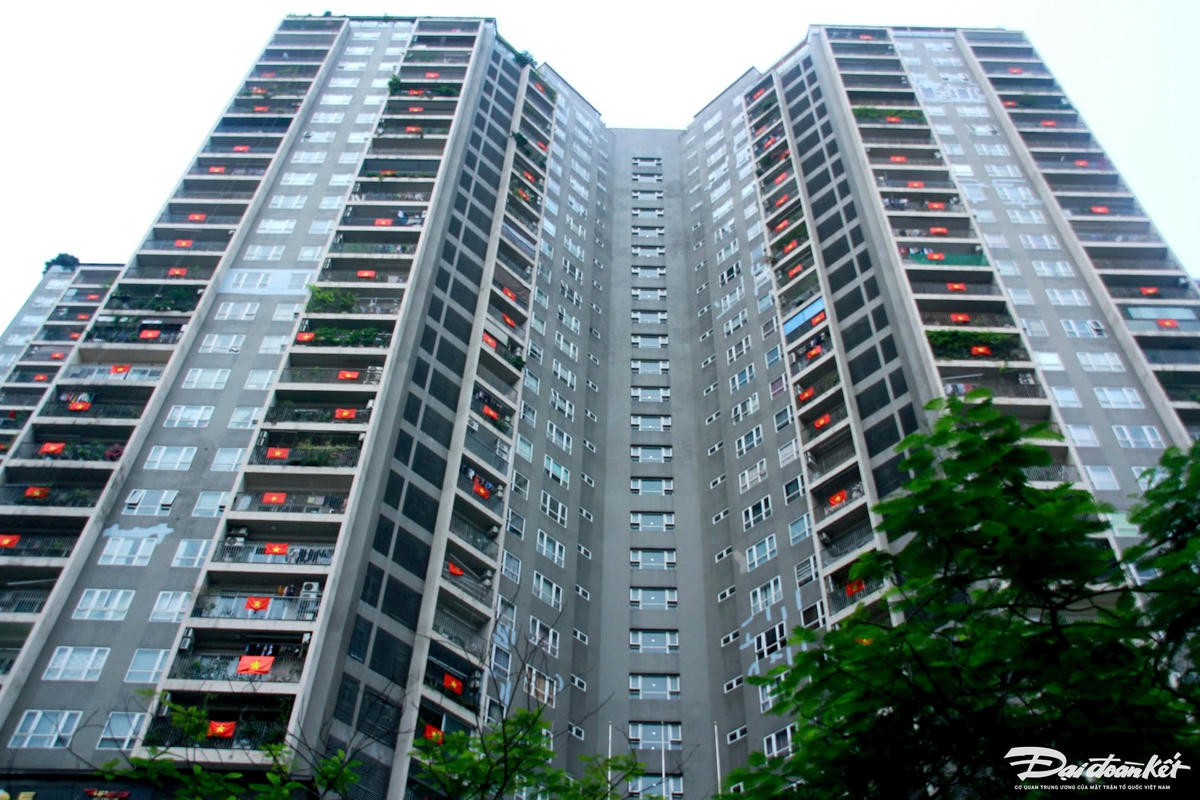 Nhiều tòa chung cư trên địa bàn Hà Nội đồng loạt treo cờ Tổ quốc trước ban công, tạo nên bức tranh rực rỡ sắc đỏ chào mừng Quốc khánh 2/9. Trong ảnh, tòa nhà trên phố Hoàng Đạo Thúy nổi bật với hàng trăm lá cờ tung bay trong nắng thu. Ảnh: Phạm Sỹ.