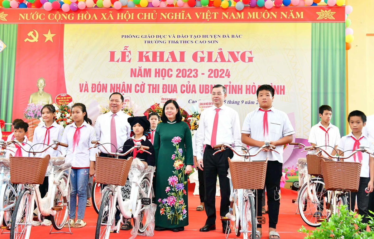 Dự Lễ khai giảng, đoàn công tác của Trung ương đã dành tặng những phần quà ý nghĩa để động viên, tiếp sức các em học sinh vượt khó đến trường. Ảnh: N.Lộc