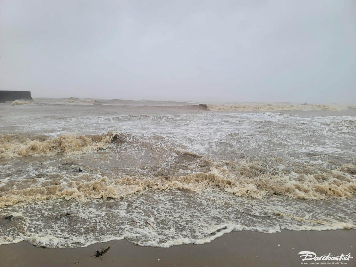 Theo Trung tâm Dự báo khí tượng thủy văn quốc gia, vào lúc 12h ngày 25/8, trí tâm bão: Khoảng 18.5 độ Vĩ Bắc; 106.5 độ Kinh Đông, cách Nghệ An khoảng 85km về phía Đông Đông Nam, cách Hà Tĩnh khoảng 65km về phía Đông, cách Bắc Quảng Trị khoảng 135km về phía Đông Đông Bắc. Sức gió mạnh nhất: Cấp 13 (134-149km/h), giật cấp 16. Dự báo: Trong 3 giờ tới, bão di chuyển theo hướng Tây Tây Bắc, tốc độ khoảng 15km/h. Ảnh: Quốc Thanh